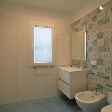 'laura' Mit Blick Aufs Wasser By Interhome 皮佐