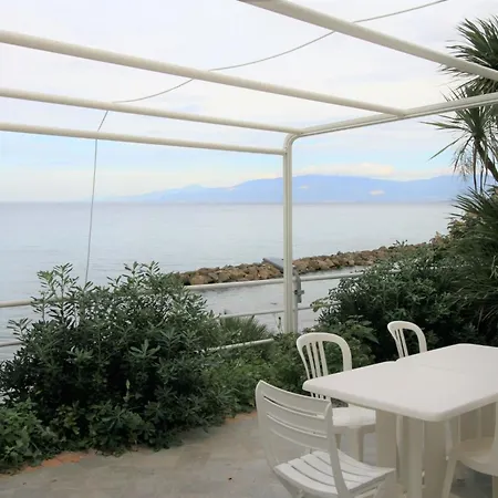'laura' Mit Blick Aufs Wasser By Interhome Daire *