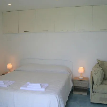 'laura' Mit Blick Aufs Wasser By Interhome